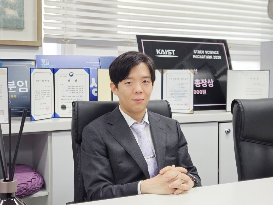 사무실 책상에 앉아 있는 오정민 데브파이브 대표